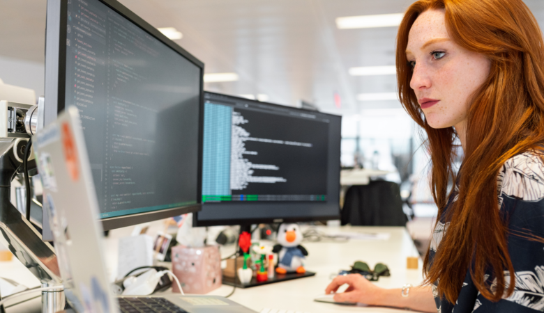 Casi la mitad de la juventud española aún no utiliza la IA, pese a su impacto creciente en el empleo